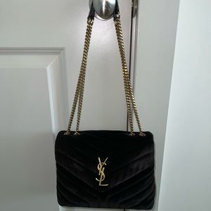 SAINT LAURENT
Black Velvet Small Loulou Chain Bag
Size: UNI
SKU: 182418F04802301